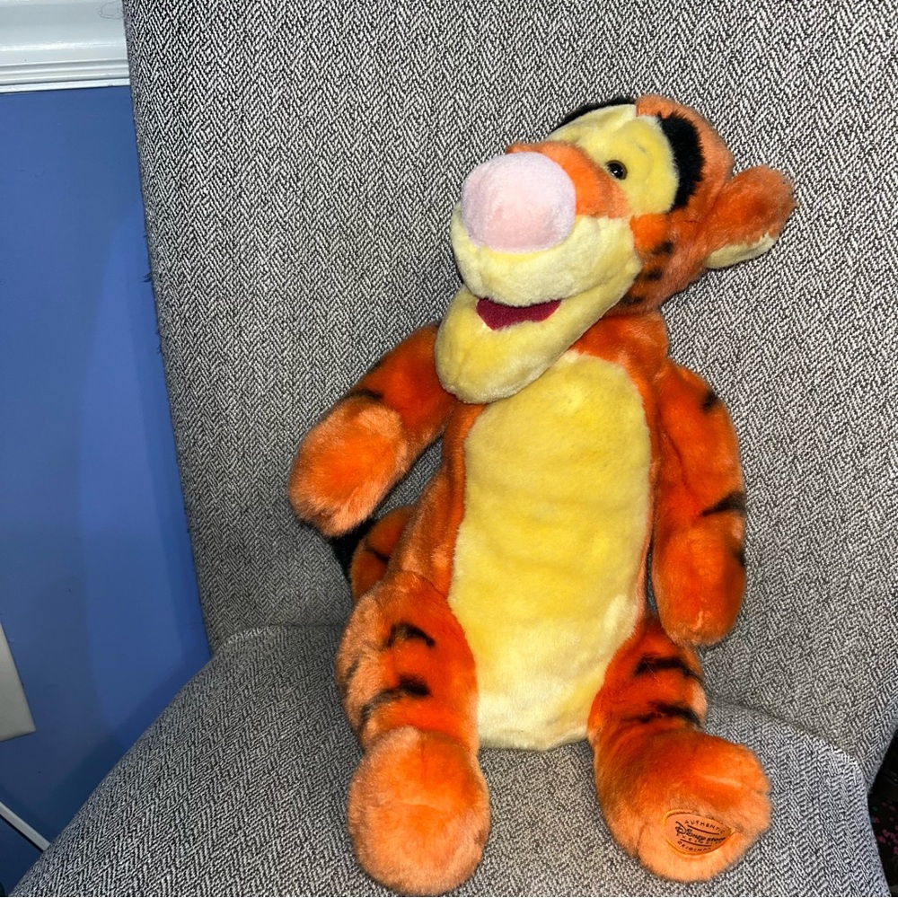 DISNEY STORE EXCLUSIVE WINNIE THE POOH TIGGER PLUSH TOY  DISNEY VINTAGE RARE HTF
